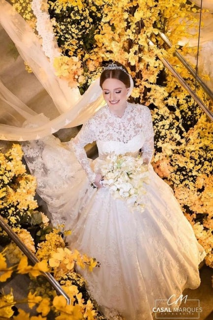 Encantadores vestidos de novia blancos de manga larga, cuello alto y encaje en forma de A con apliques