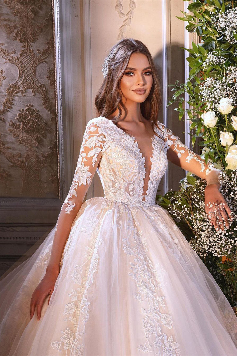 Vestido de novia encantador de encaje con escote en V, mangas largas y cola.