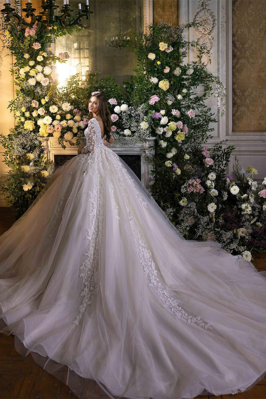 Vestido de novia encantador de encaje con escote en V, mangas largas y cola.