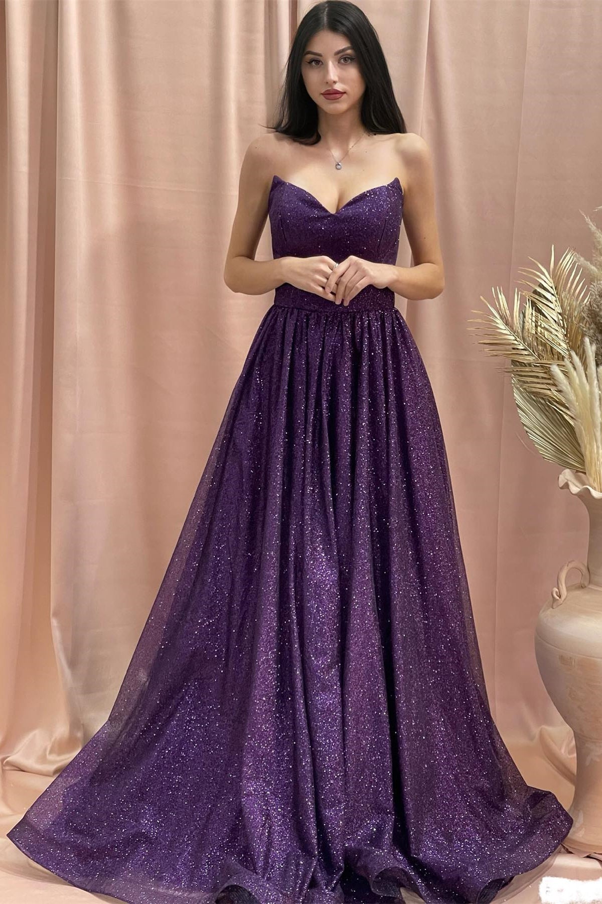 bezauberndes trägerloses ärmelloses A-Linien-Ballkleid aus Satin mit Pailletten