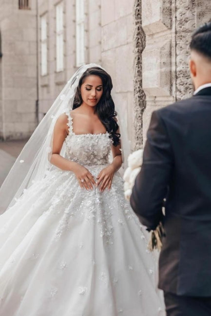 Charmantes Ballkleid mit Spitze und quadratischem ärmellosem weißen Brautkleid mit Applikationen