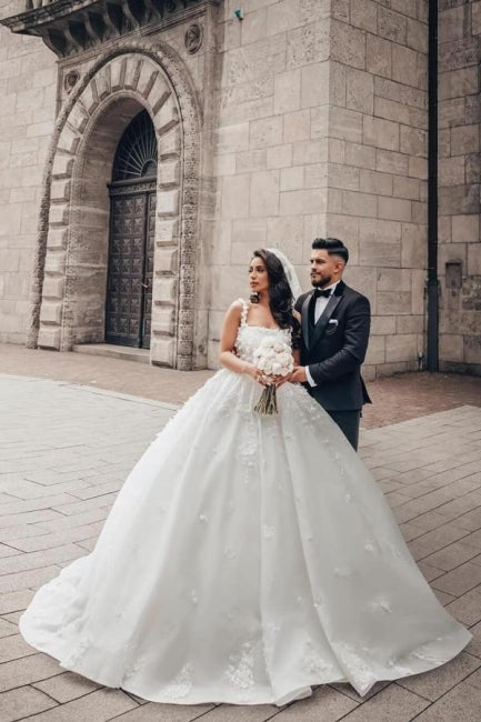 Charmantes Ballkleid mit Spitze und quadratischem ärmellosem weißen Brautkleid mit Applikationen
