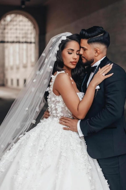 Charmantes Ballkleid mit Spitze und quadratischem ärmellosem weißen Brautkleid mit Applikationen