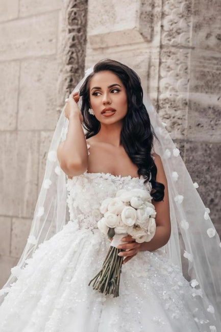 Charmantes Ballkleid mit Spitze und quadratischem ärmellosem weißen Brautkleid mit Applikationen