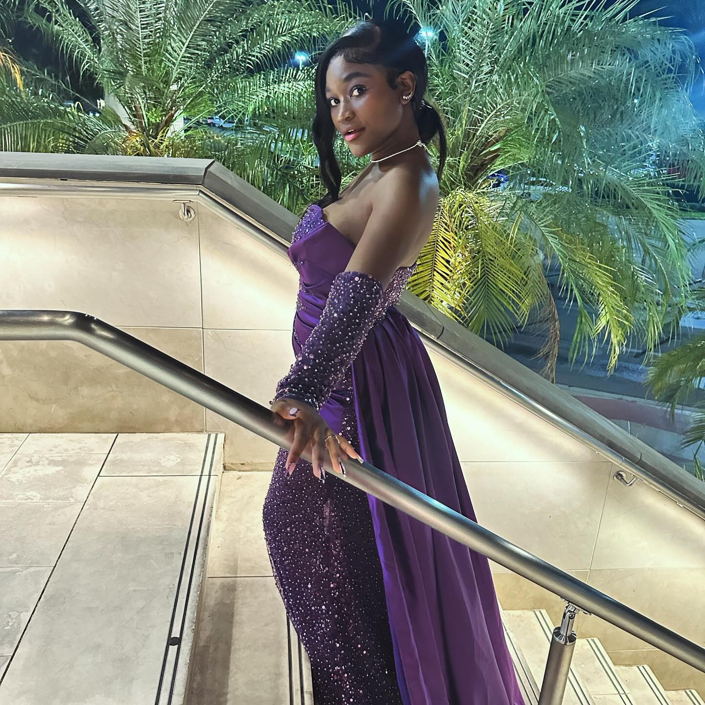 Charmantes, säulenförmiges, ärmelloses, lila Satin-Ballkleid mit Herzausschnitt und Paillettenschleppe