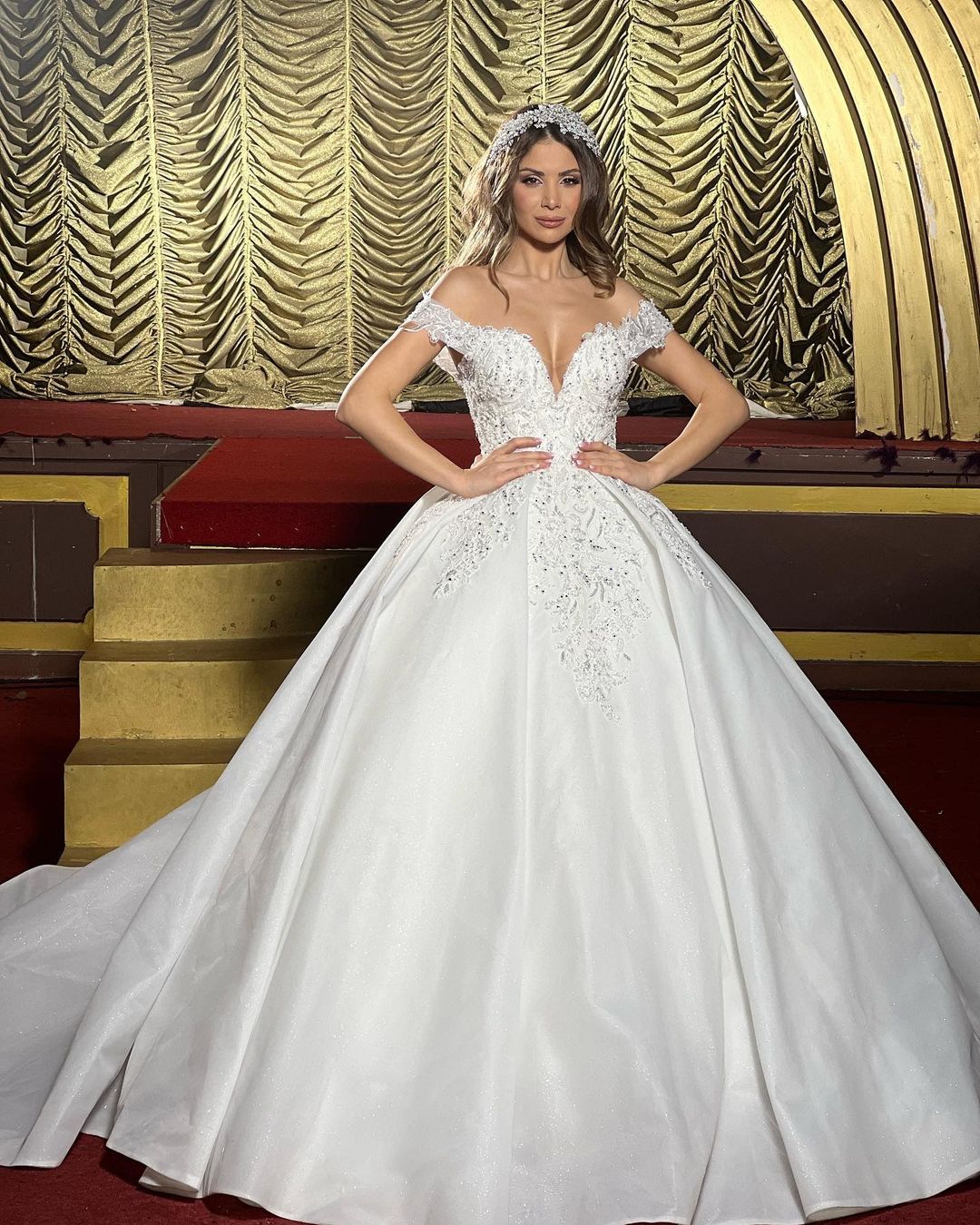Vestido de novia encantador de satén con hombros descubiertos y volantes, corte A