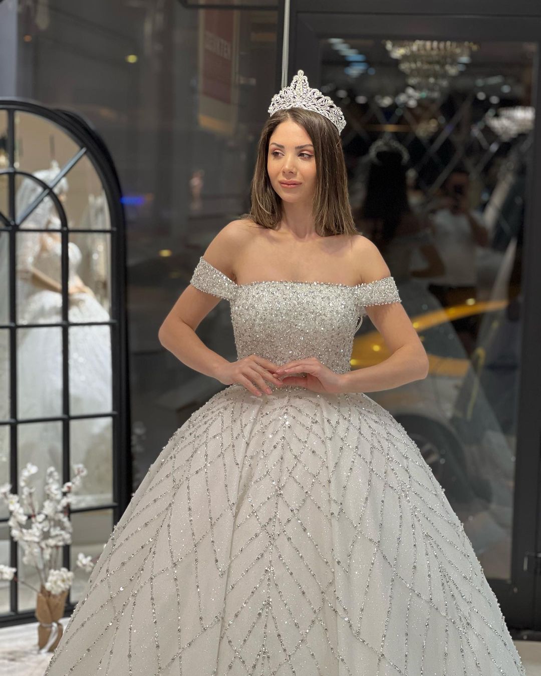 Vestido de novia encantador, largo hasta el suelo, con hombros descubiertos, corte A, lentejuelas y cola de corte.