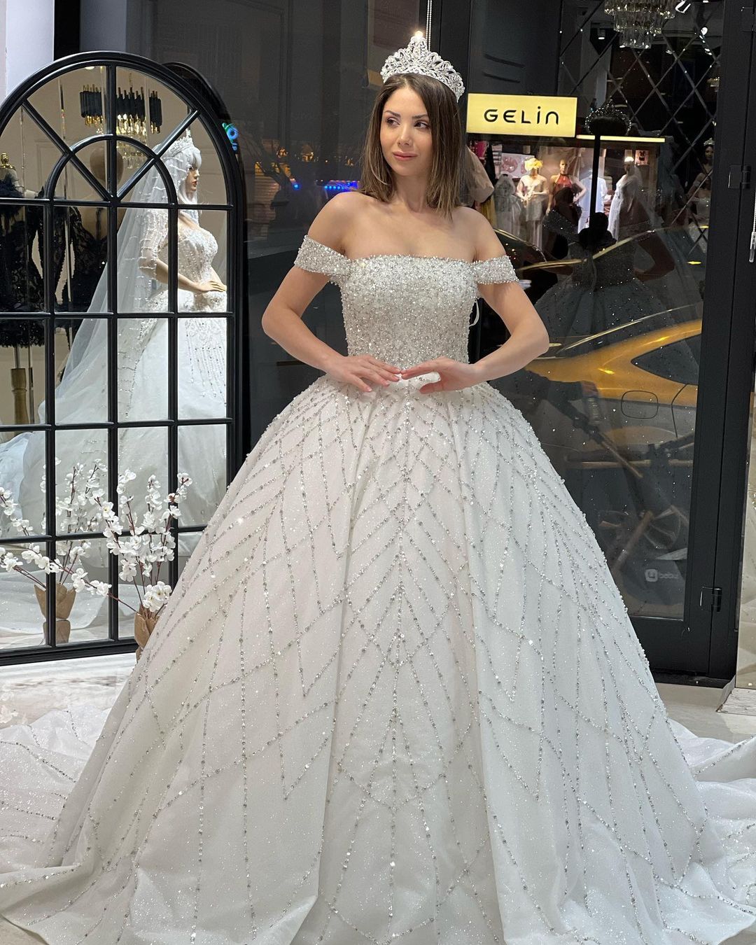 Vestido de novia encantador, largo hasta el suelo, con hombros descubiertos, corte A, lentejuelas y cola de corte.