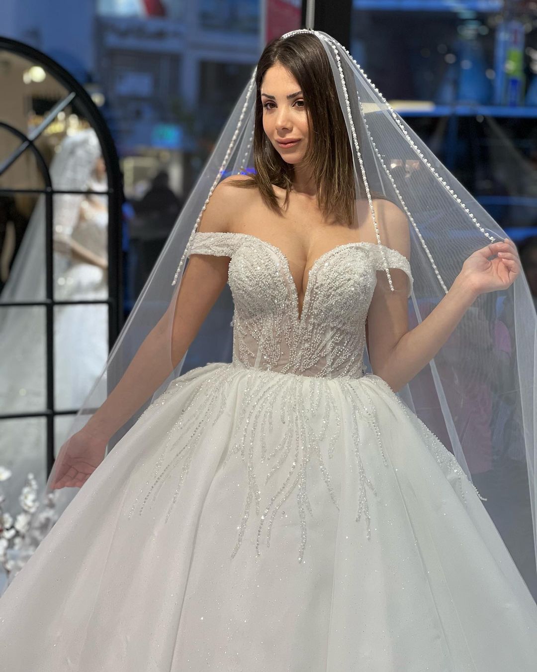 Vestido de novia encantador de corte A, largo hasta el suelo, con escote en forma de corazón y hombros descubiertos, de encaje y lentejuelas.