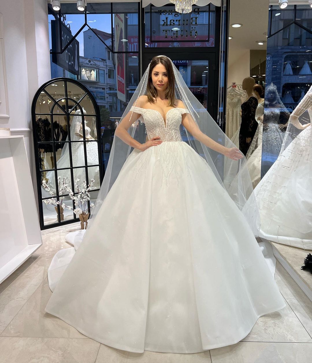 Vestido de novia encantador de corte A, largo hasta el suelo, con escote en forma de corazón y hombros descubiertos, de encaje y lentejuelas.