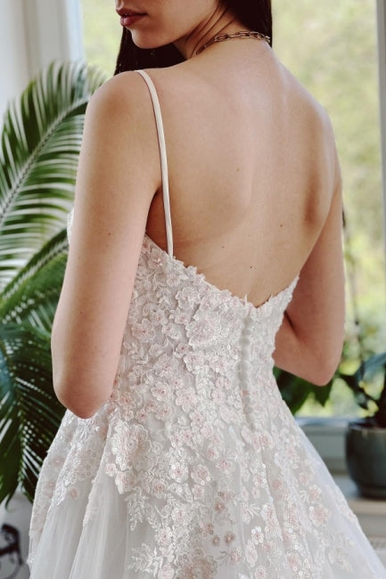 Vestido de novia de encaje con tirantes finos y corte A de estilo jardín encantador