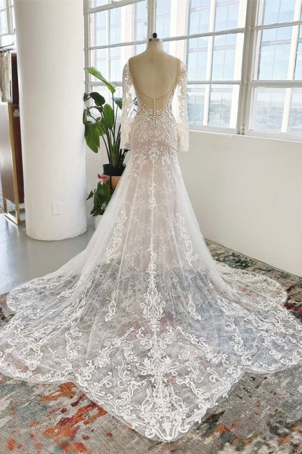 Vestido de novia estilo capilla con mangas largas y joya encantadora