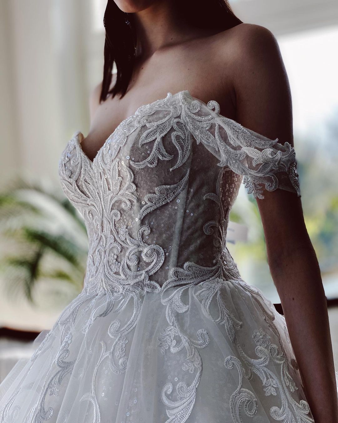 Encantador vestido de novia largo de tul con corte en A y hombros descubiertos con purpurina