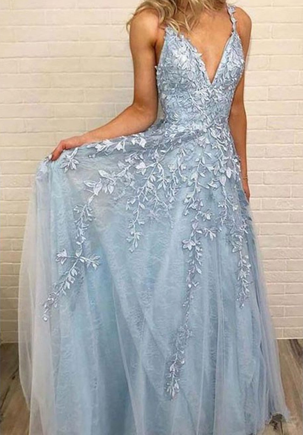 Vestido de fiesta largo con escote en V, tirantes finos, tul y espalda abierta