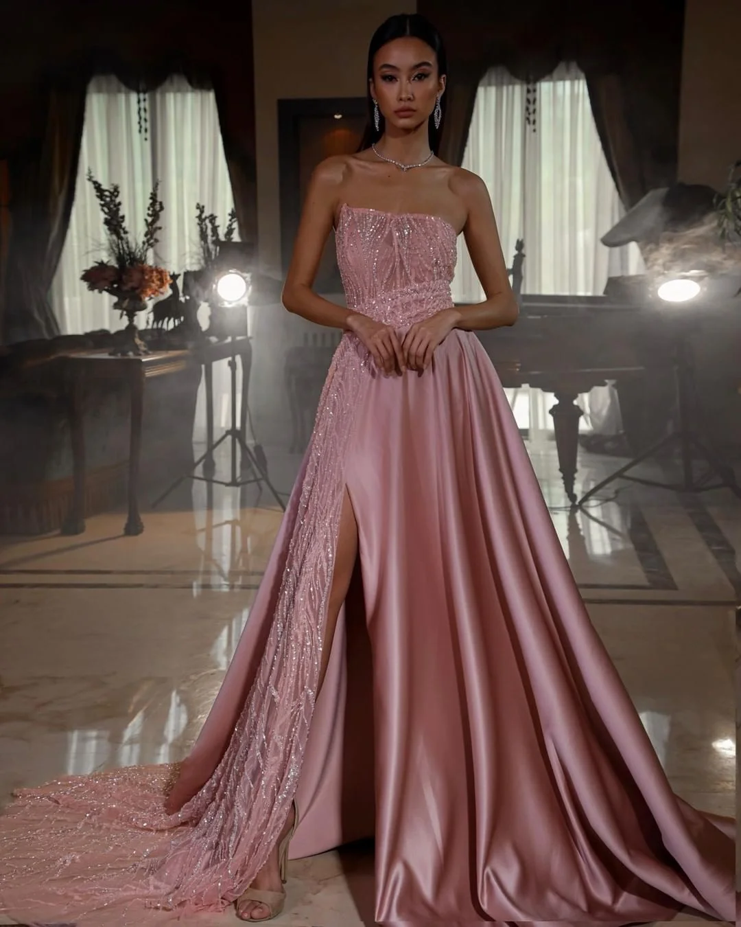 Encantador vestido de fiesta largo rosa de corte A con encaje, sin mangas y abertura