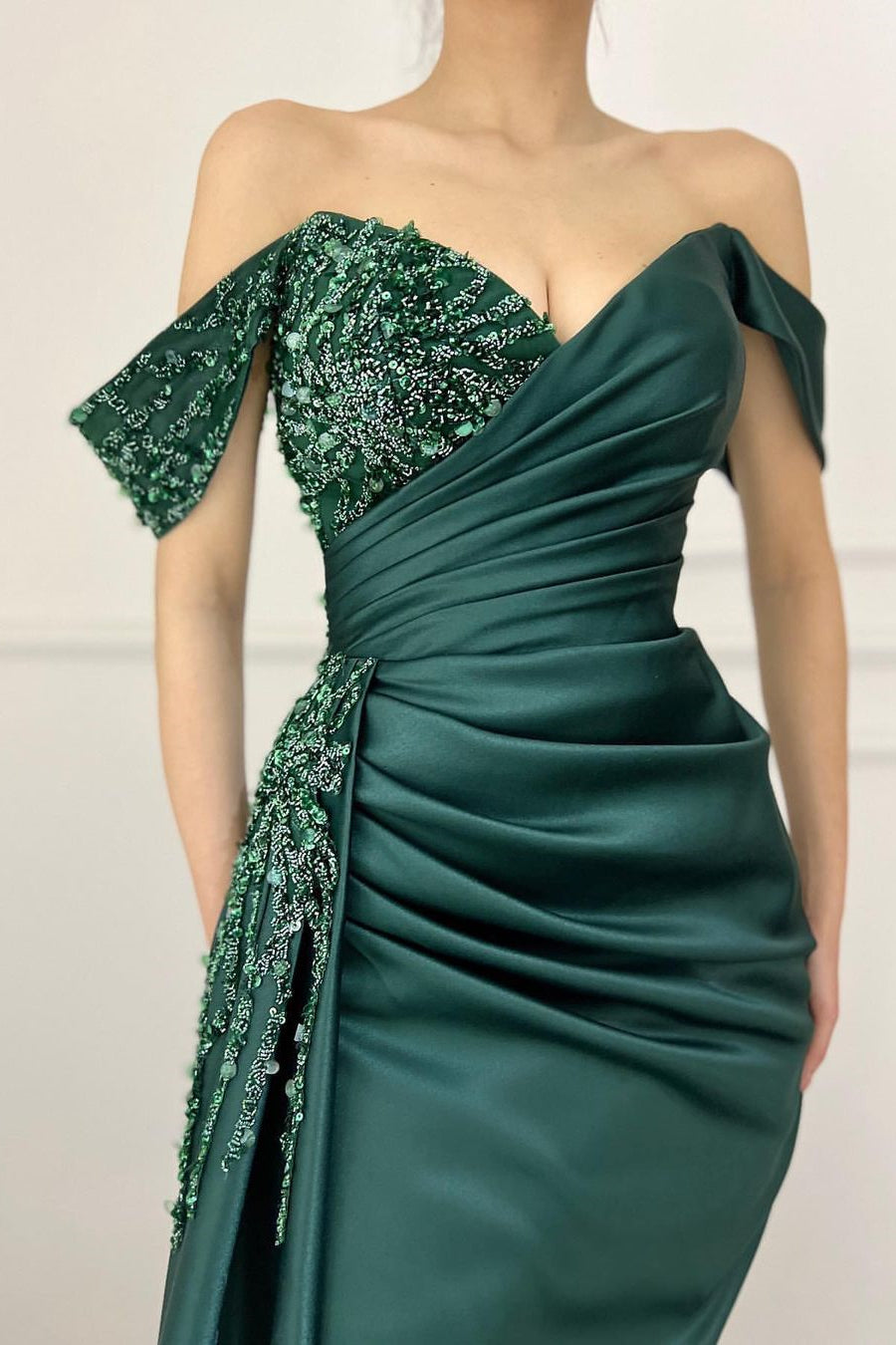 Encantadores vestidos de fiesta largos de satén con escote en forma de corazón y fruncido