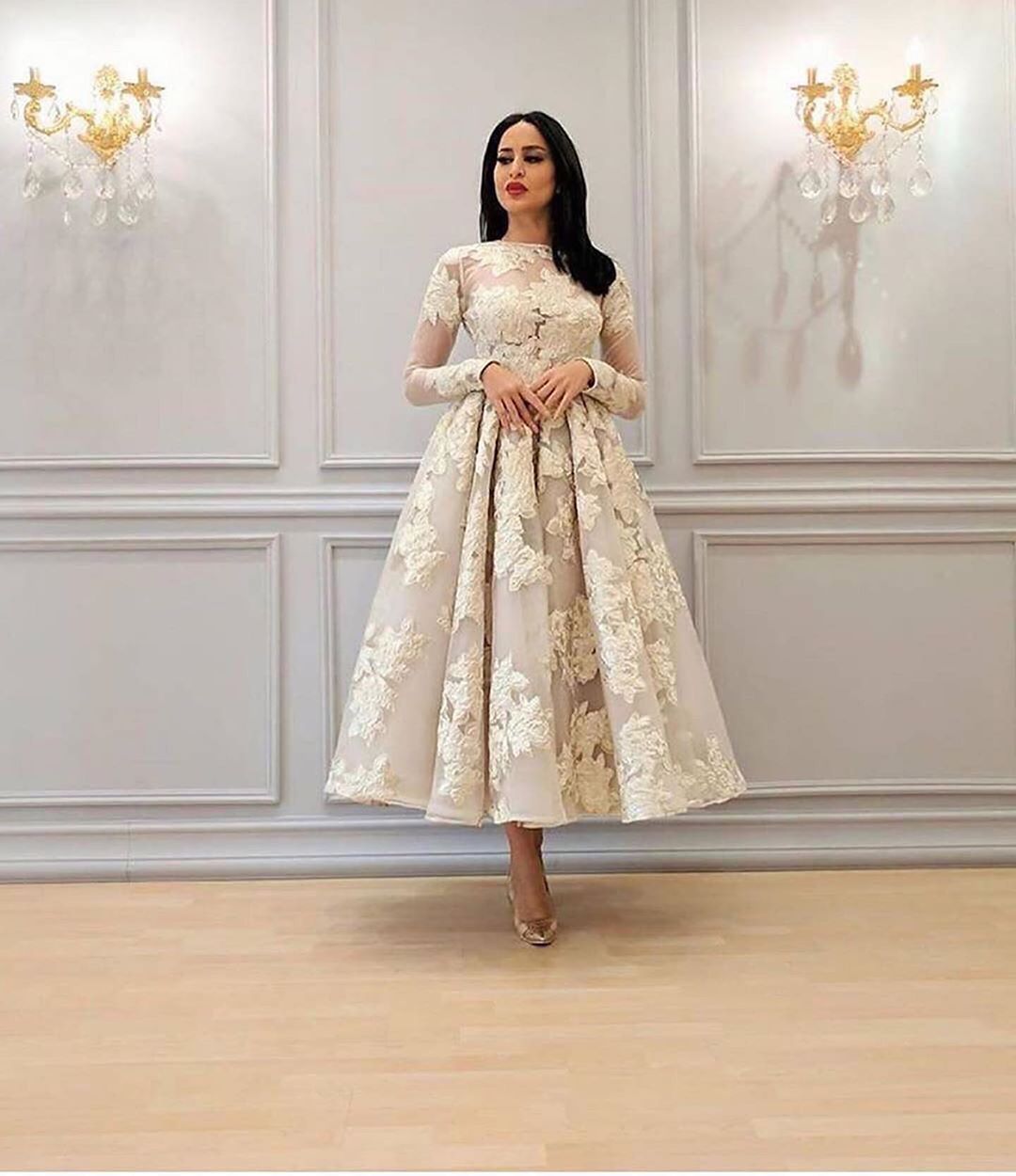 Vestido de noche encantador con mangas largas y estampado floral, corte A, largo hasta los tobillos.