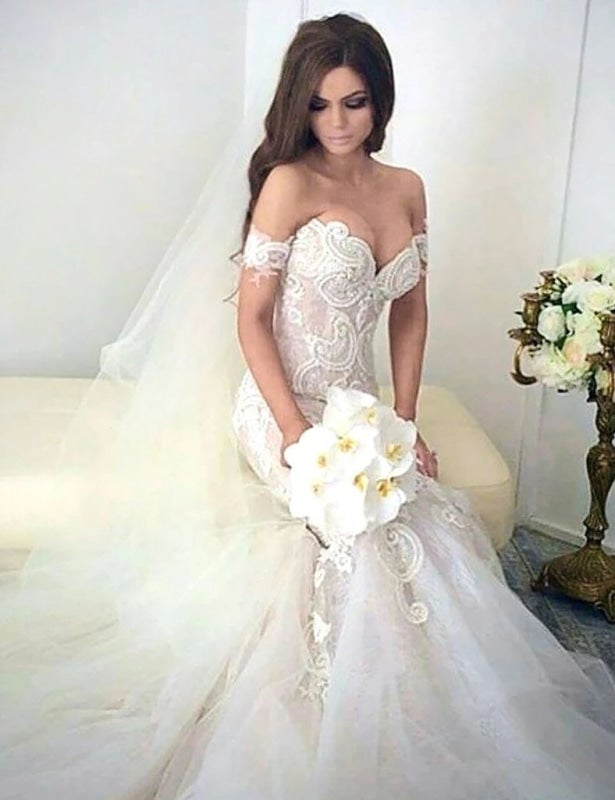 Elegante vestido de novia de encaje con cola larga y hombros descubiertos estilo sirena