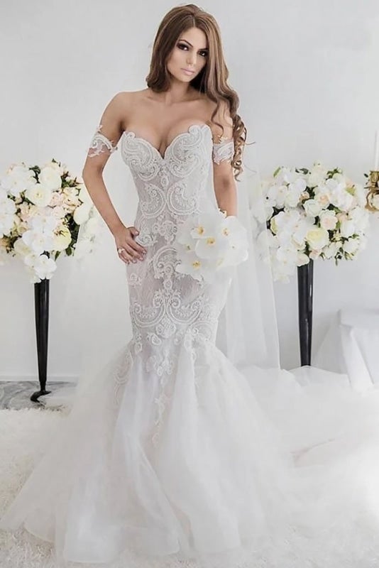 Elegante vestido de novia de encaje con cola larga y hombros descubiertos estilo sirena