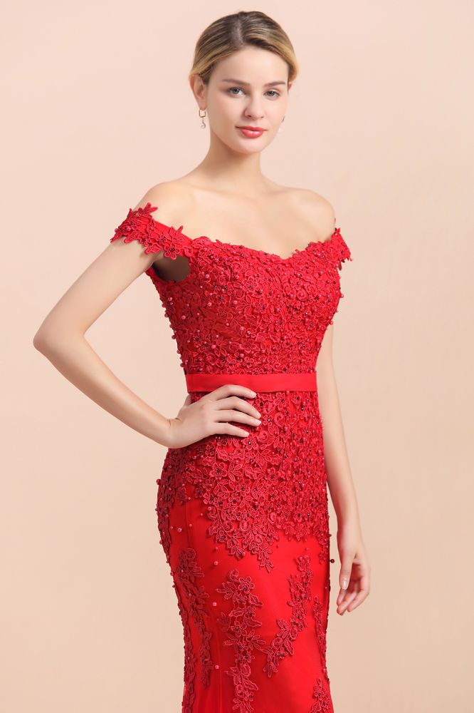 Vestido de noche ajustado con encantadores apliques de encaje y hombros descubiertos de corte sirena rojo para dama de honor