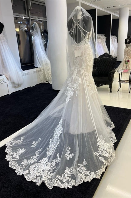 Vestido de novia encantador con escote corazón, tirantes finos y encaje de jardín con cola capilla