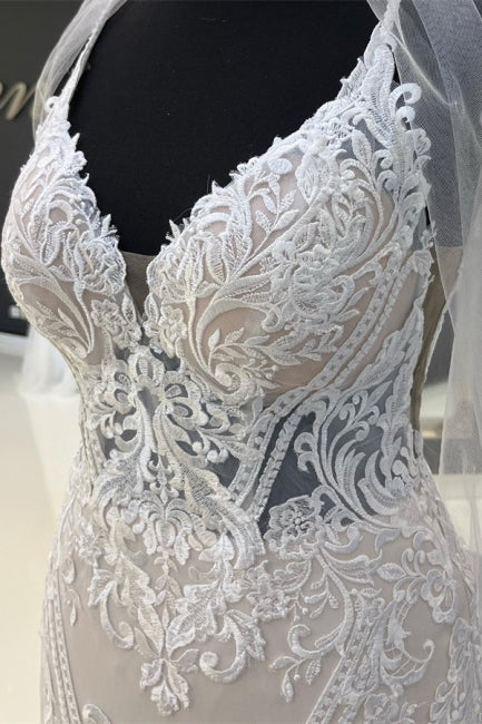 Vestido de novia encantador con escote corazón, tirantes finos y encaje de jardín con cola capilla