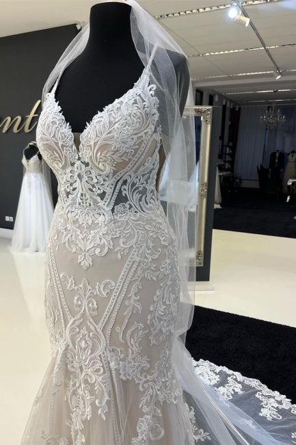 Vestido de novia encantador con escote corazón, tirantes finos y encaje de jardín con cola capilla