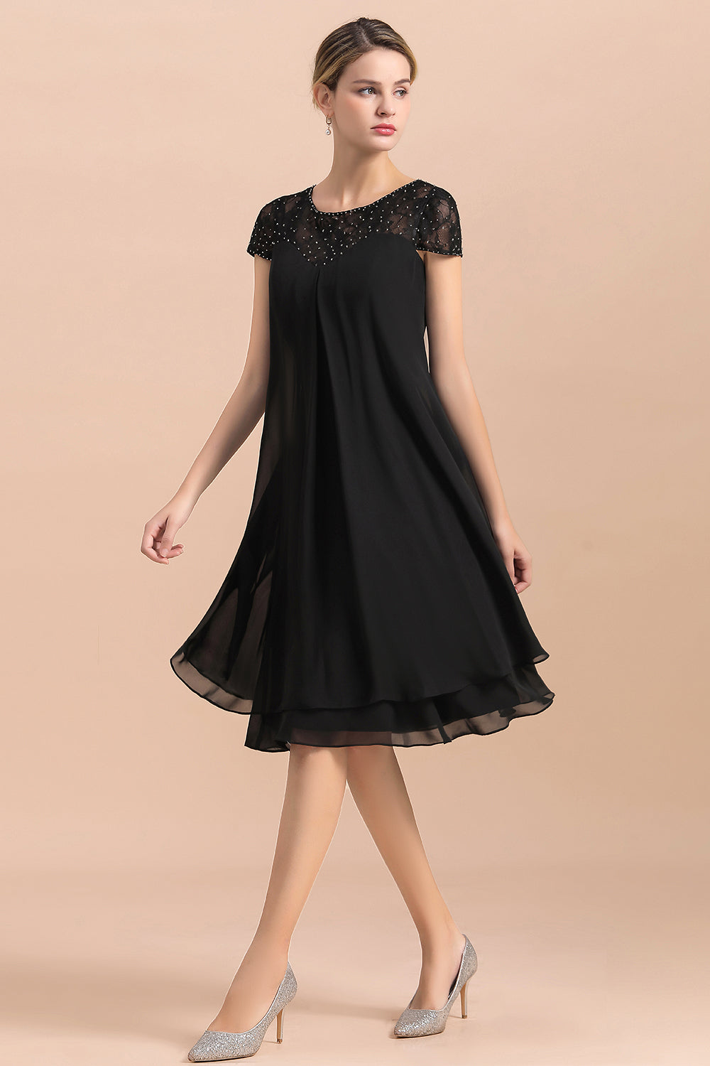 Schickes schwarzes Kleid mit Flügelärmeln aus Chiffon für die Brautmutter, kurze Kleider für die Hochzeitsfeier