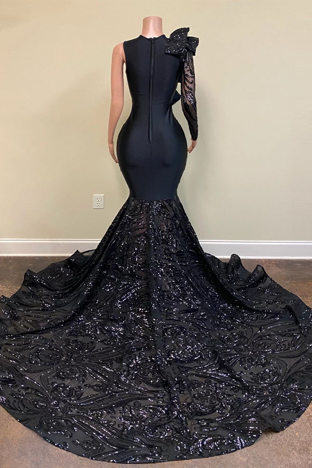 Elegante vestido de fiesta negro asimétrico de manga larga y corte sirena hasta el suelo