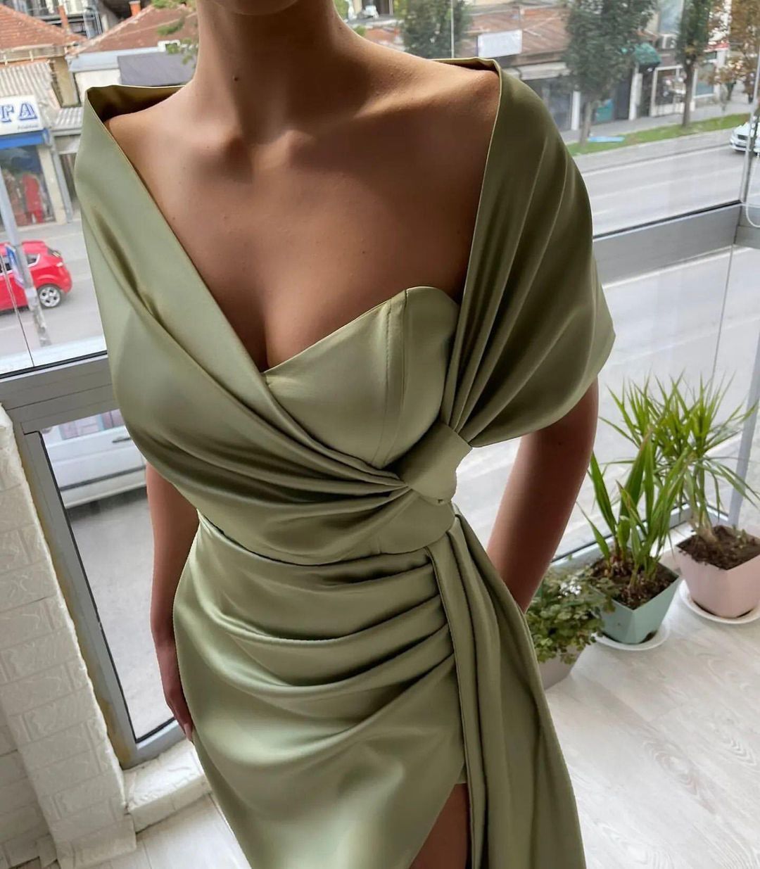 Schickes bodenlanges A-Linien-Ballkleid aus Satin mit Rüschen
