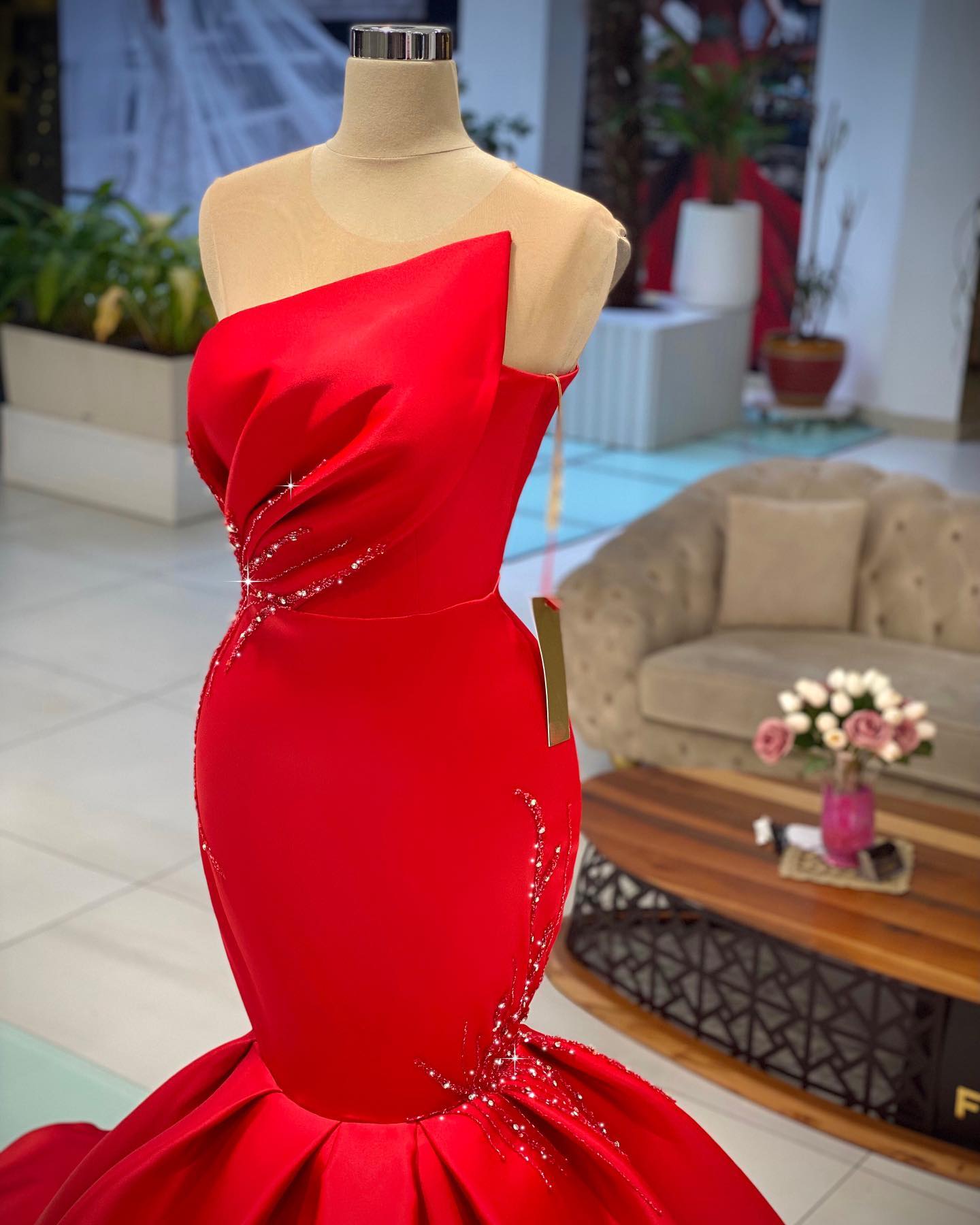 Vestido de fiesta elegante de satén rojo con escote barco y corte sirena