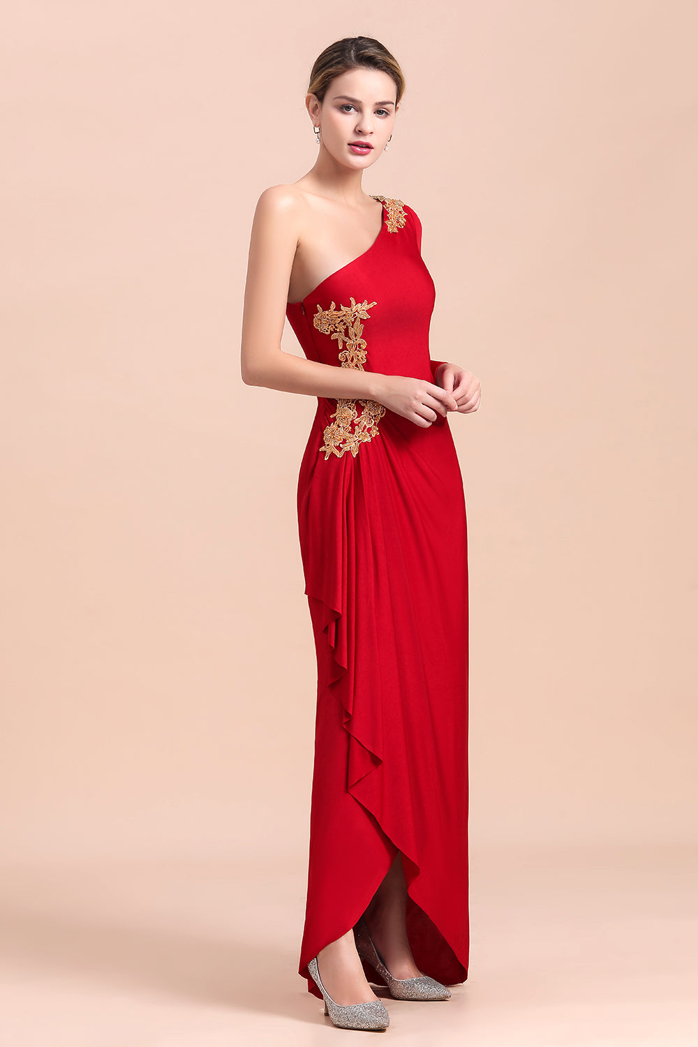 Schickes One-Shoulder-Kleid mit langen Ärmeln, Rüschen und Applikationen für die Brautmutter