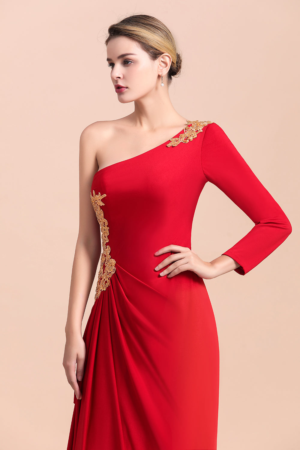 Schickes One-Shoulder-Kleid mit langen Ärmeln, Rüschen und Applikationen für die Brautmutter