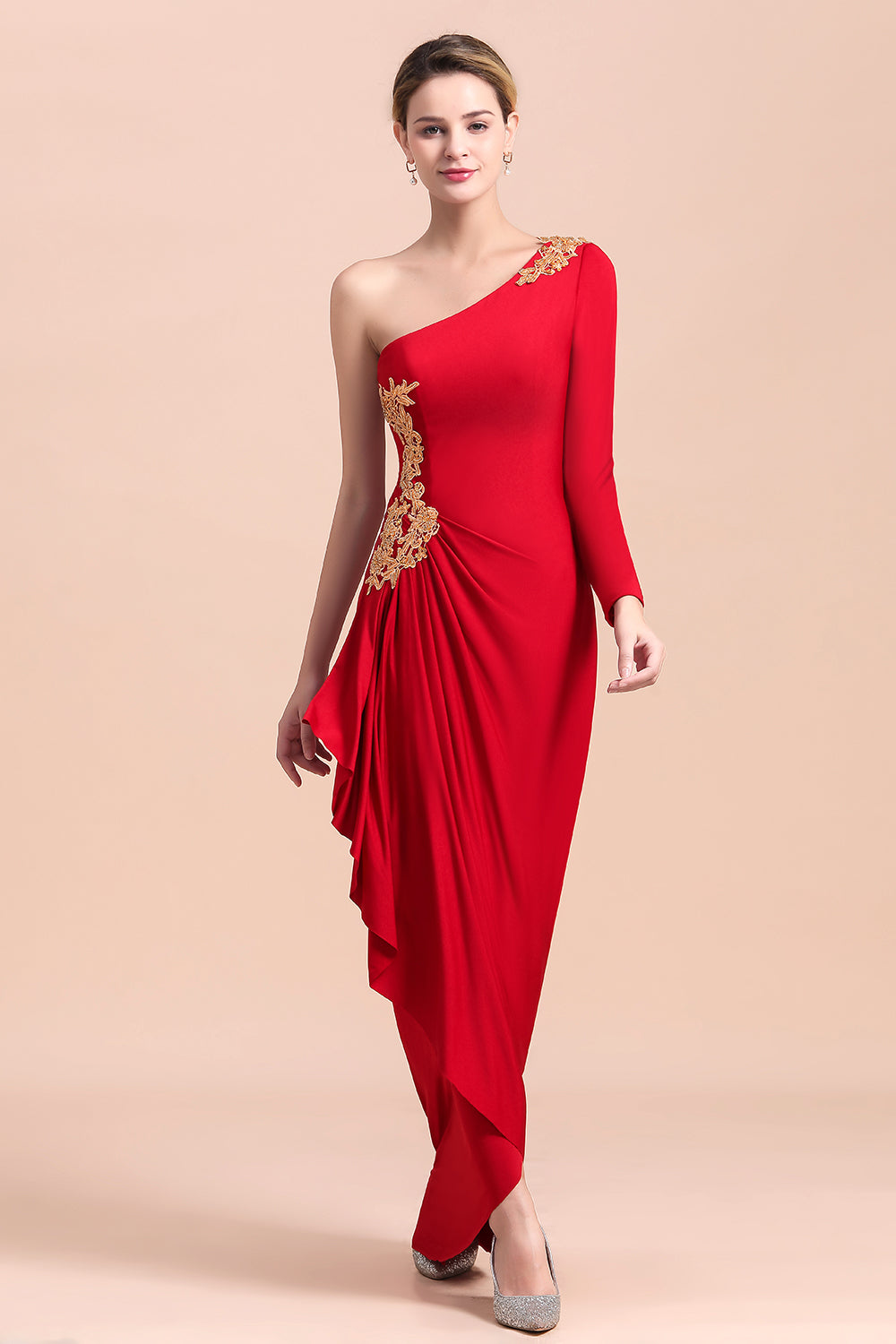 Schickes One-Shoulder-Kleid mit langen Ärmeln, Rüschen und Applikationen für die Brautmutter