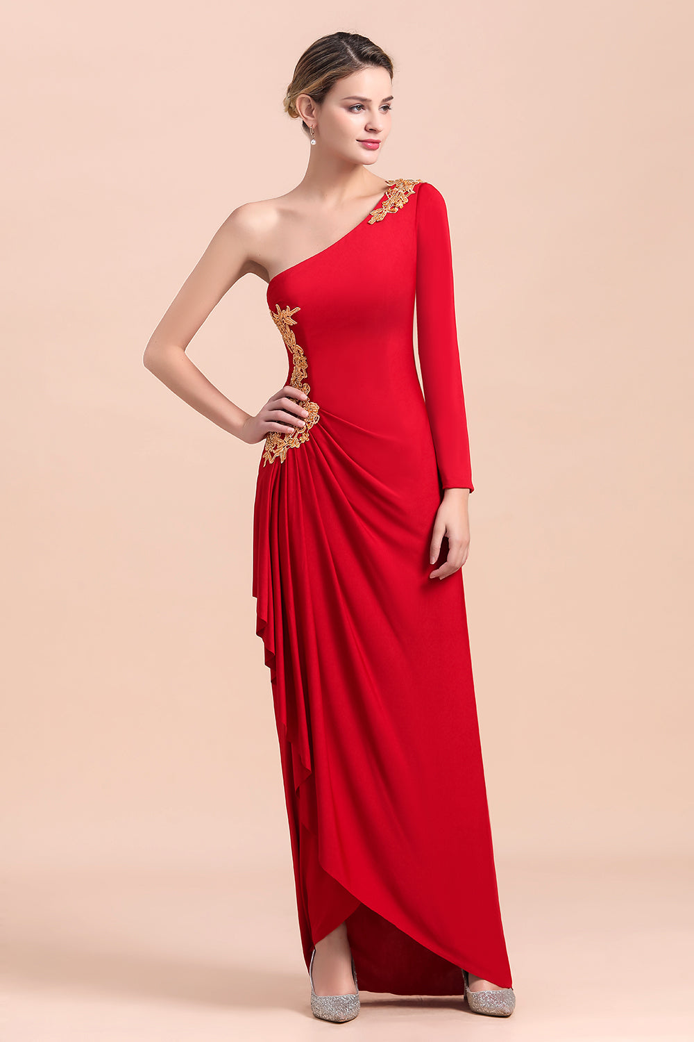 Schickes One-Shoulder-Kleid mit langen Ärmeln, Rüschen und Applikationen für die Brautmutter