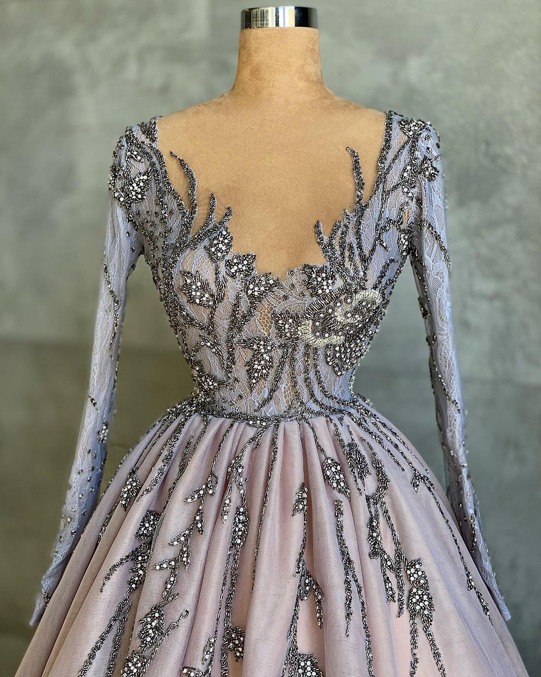 Vestido de fiesta elegante de tul con escote en V, largo y elegante, con cuentas y mangas