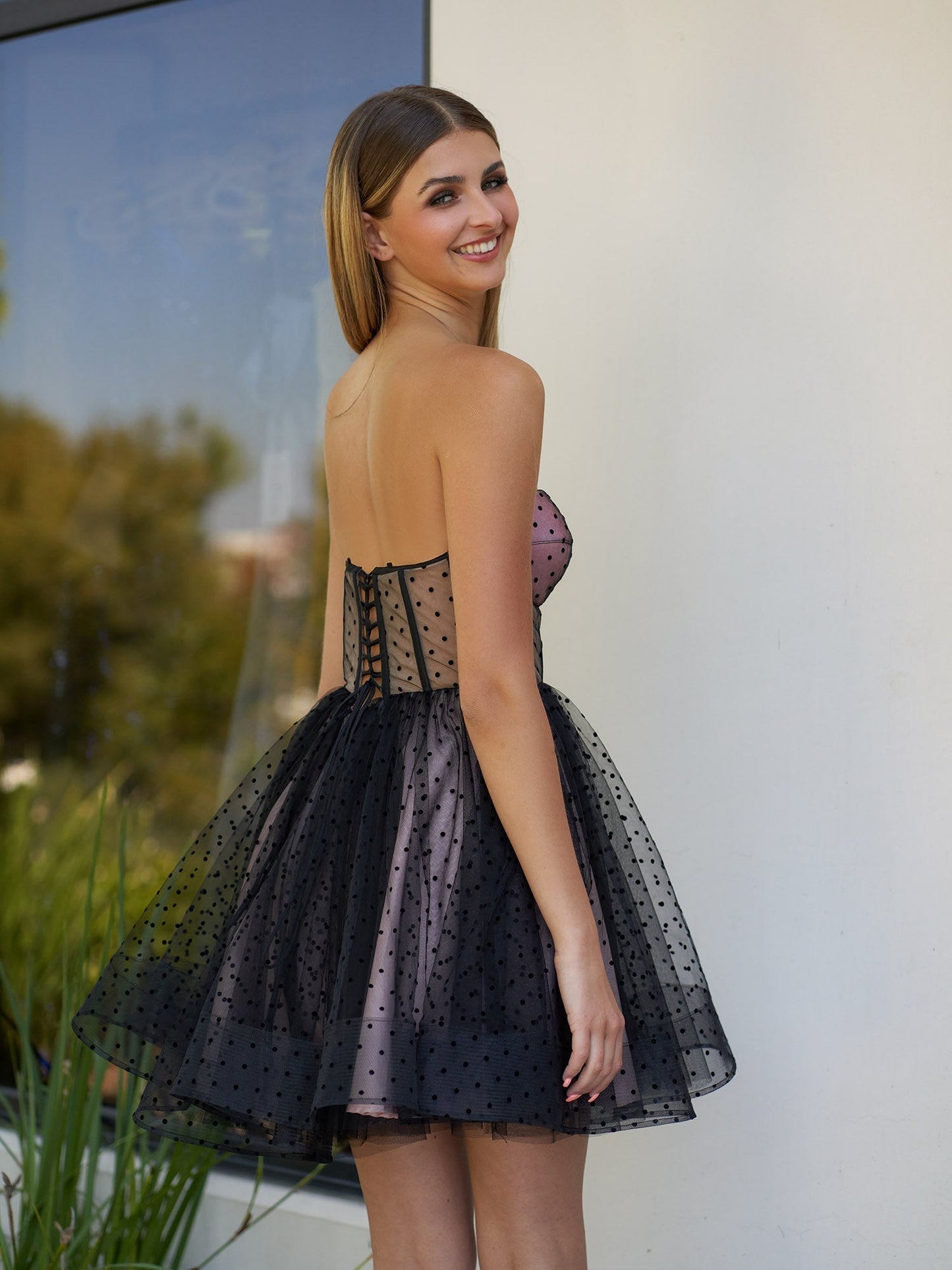 Vestido de fiesta de tul corto con lunares y corsé
