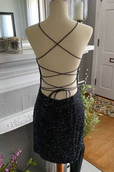 Guinevere | Vestido de fiesta ajustado de satén con cuello redondo y cuentas
