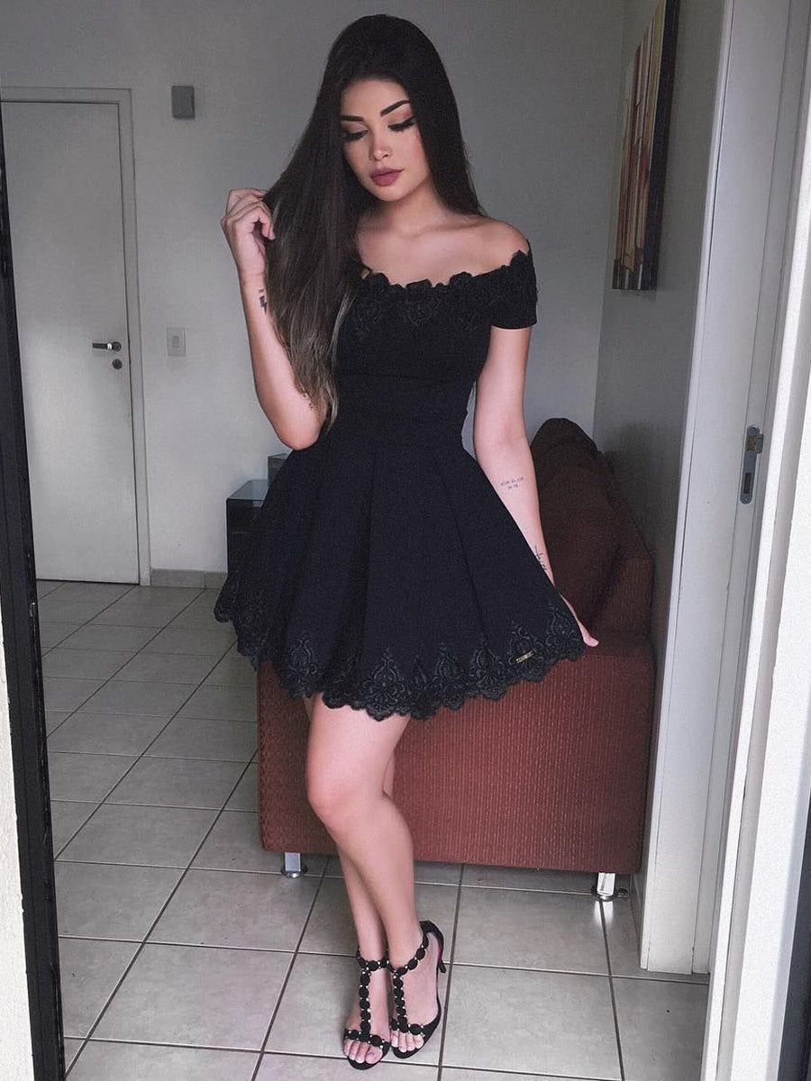 Lindos vestidos negros cortos de encaje con hombros descubiertos y corte en A para fiesta de graduación y regreso a casa