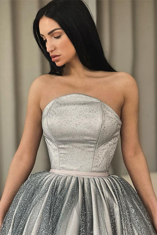 Trägerloses silbernes kurzes A-Linien-Ballkleid mit Rüschen, Pailletten und Tüll