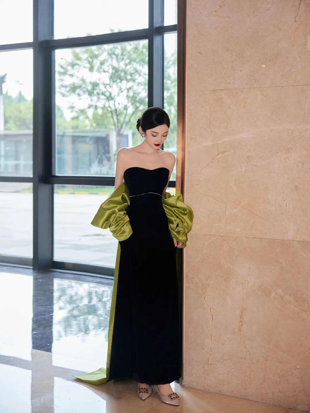 Hermoso vestido de noche largo de satén negro sin tirantes con lazo Y8594