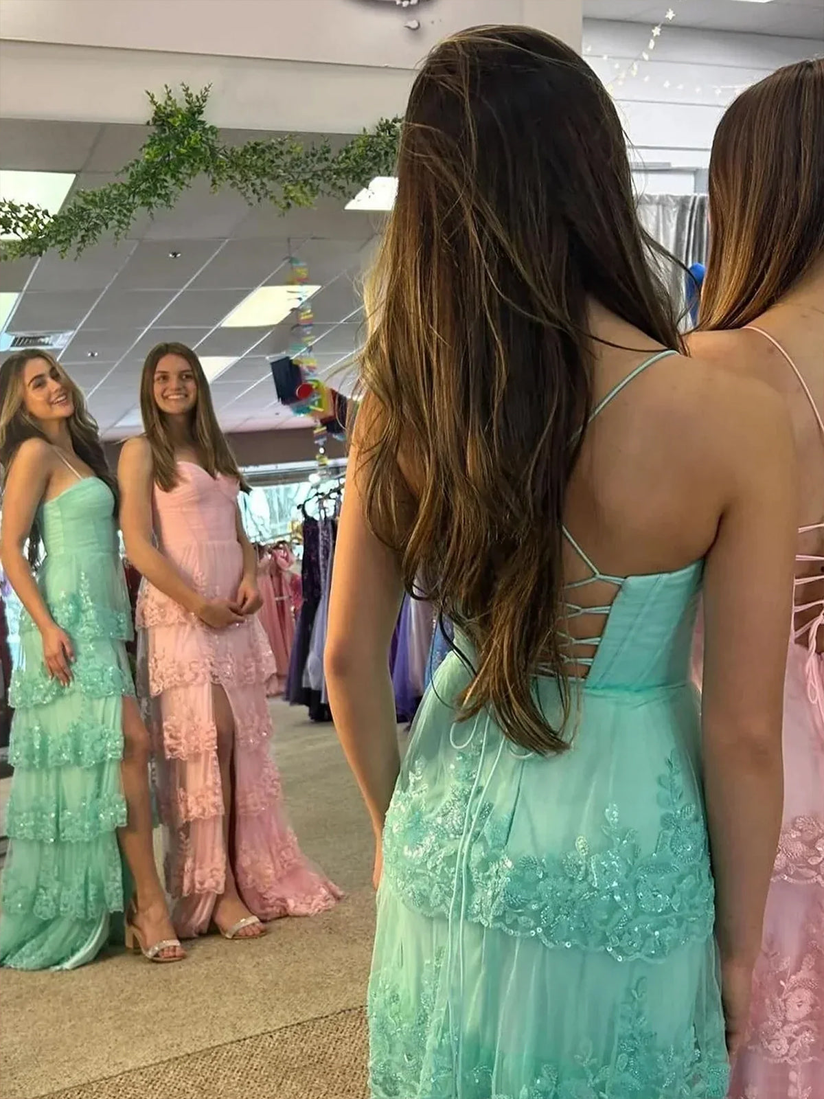 Dante | Vestido de fiesta largo estilo imperio con escote en forma de corazón y apliques de encaje