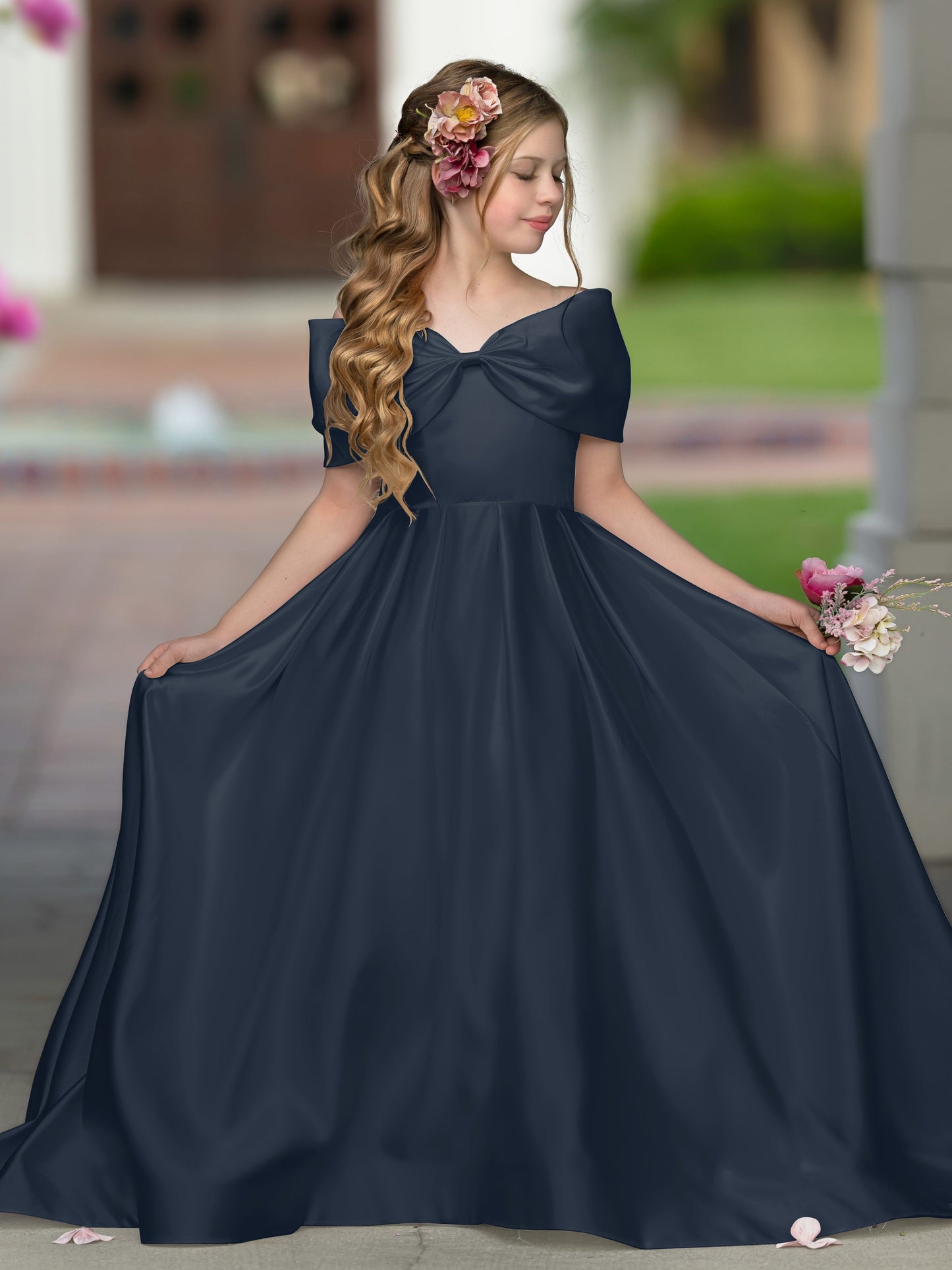 Elegante vestido de princesa de satén color marfil con cola larga y lazo para niñas de las flores