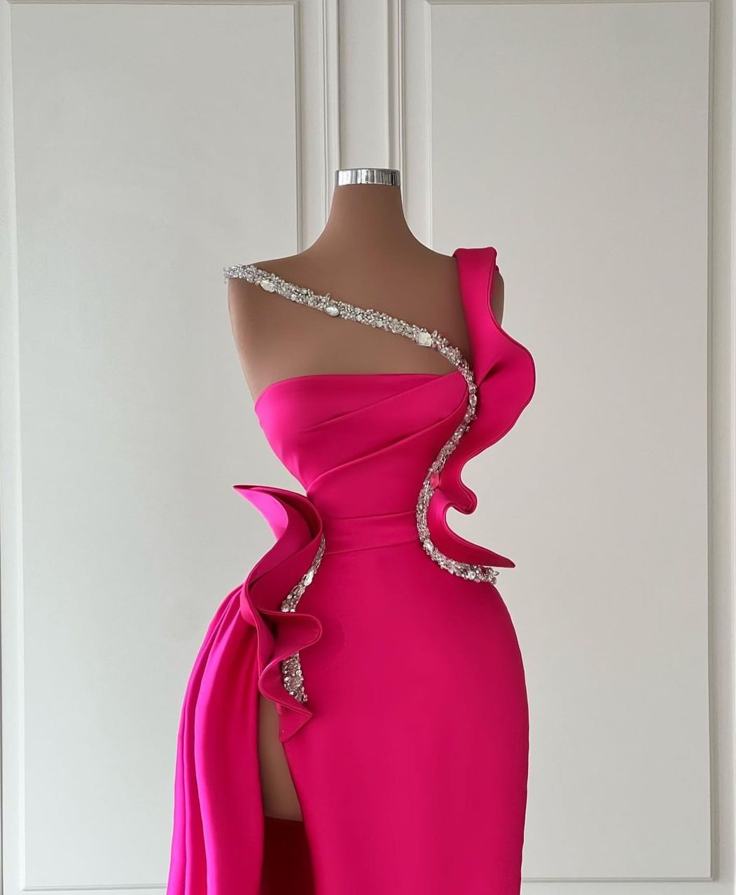 Vestido de fiesta largo sin mangas con abertura frontal y volantes de diseñador con purpurina