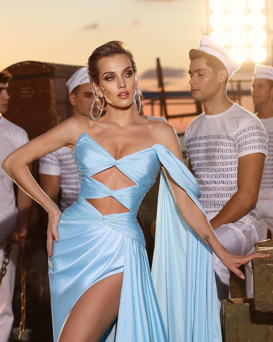 Langes, himmelblaues, ärmelloses A-Linien-Ballkleid mit Schlitz