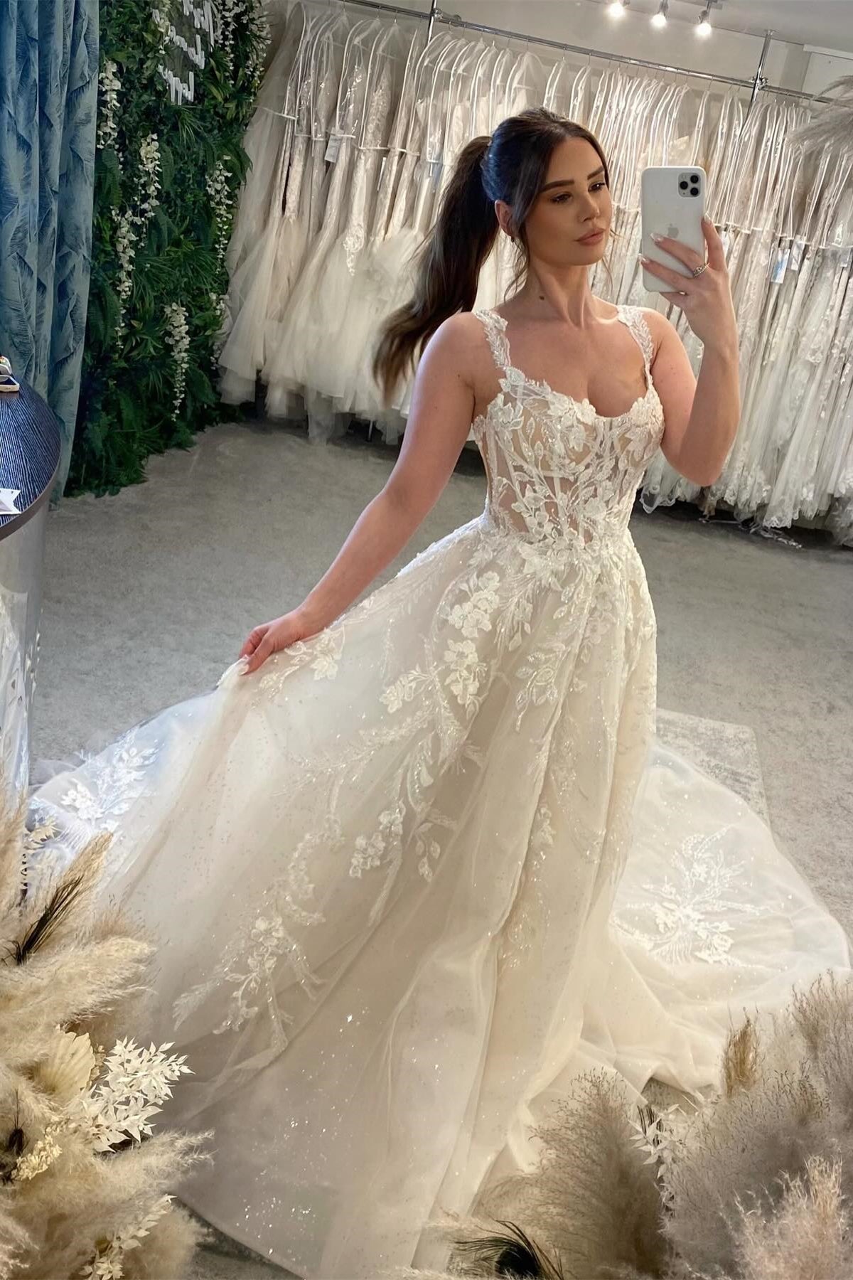 Designer White A-line Spaghetti Straps Sleeveless Tulle Wedding Dresses With Lace