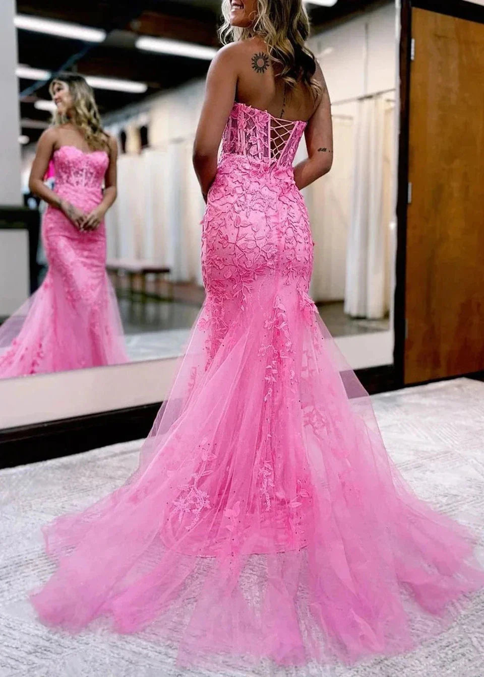 Vestido de fiesta largo de encaje con escote corazón y sirena rosa con apliques