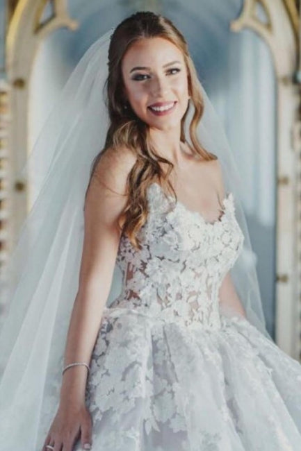 Dignified Sweetheart Sleeveless Ball Gown Tulle Wedding Dresses with Lace