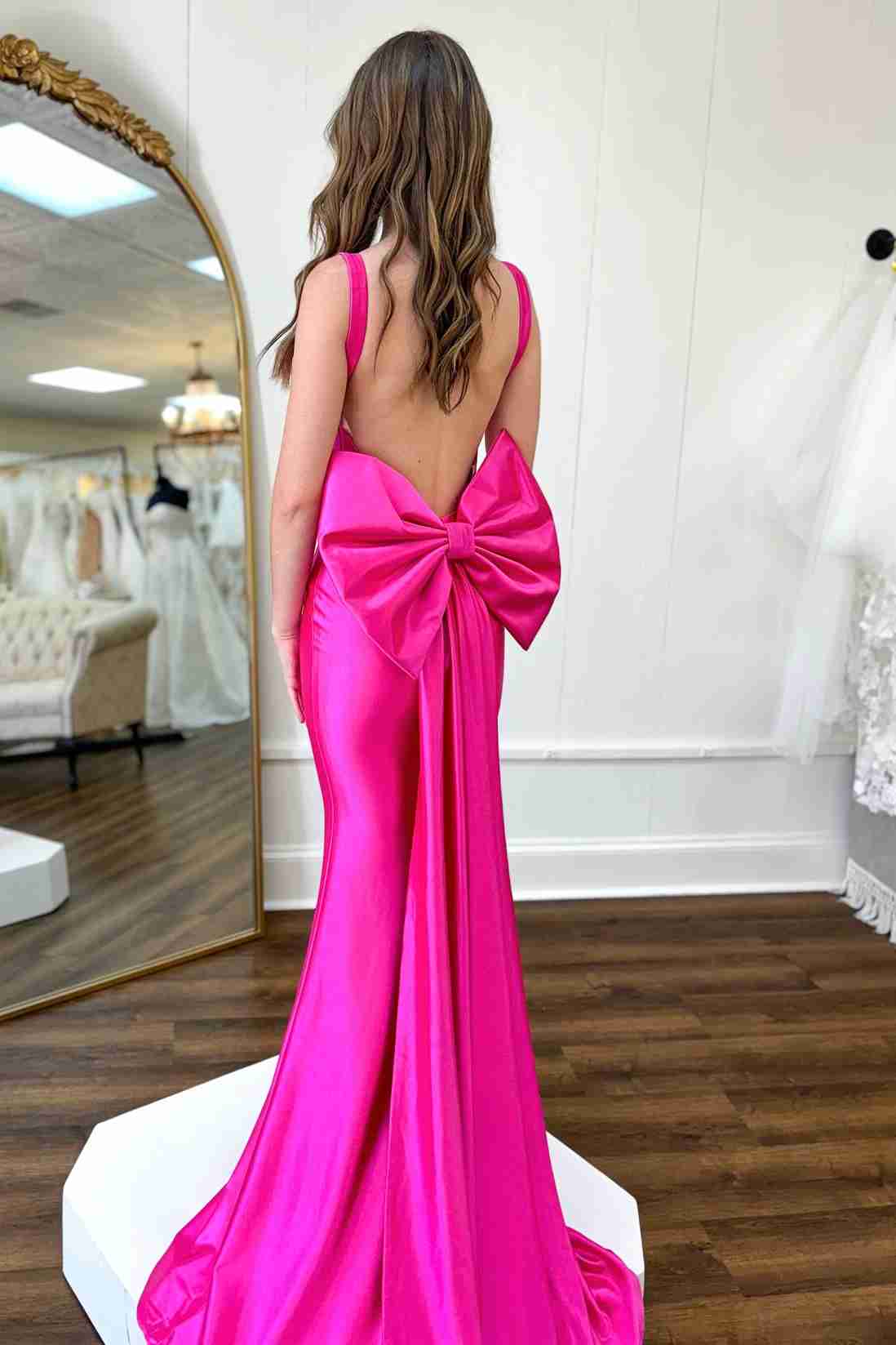 Dolores | Vestido formal de sirena de satén con tirantes fucsia y lazo