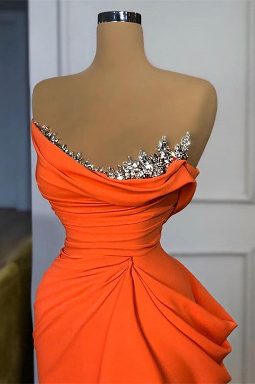 Trägerloses, langes Ballkleid aus orangefarbenem, drapiertem Satin im Meerjungfrau-Stil mit Pailletten